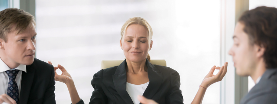 Femme qui médite au travail au milieu d'une discussion tendue