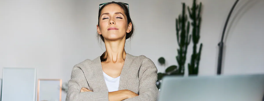 personne qui fait de la pleine conscience méditation au travail