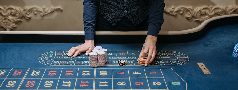 Personne qui joue au poker dans un casino