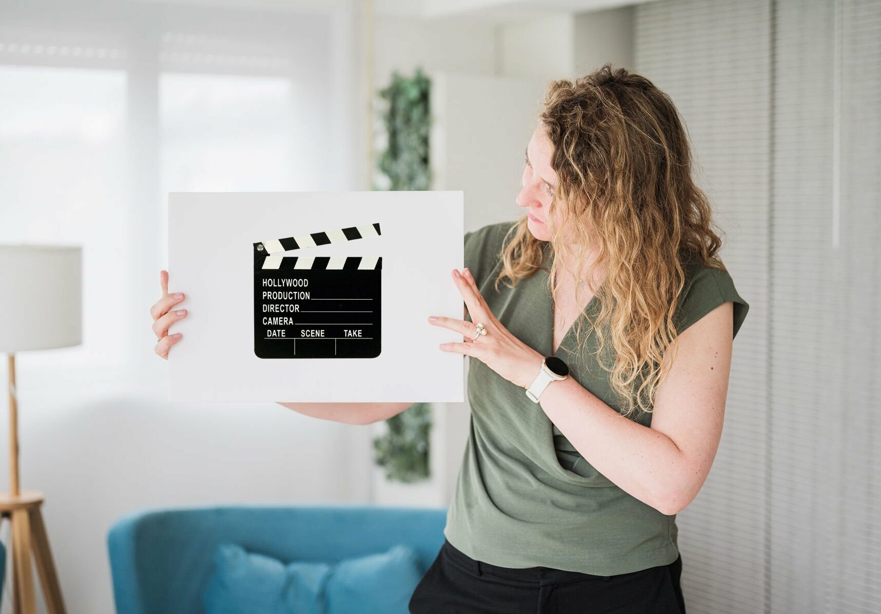 personne qui tient une pancarte avec un clap de cinéma